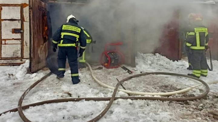 Шесть гаражей пострадали от пожара в Кировске